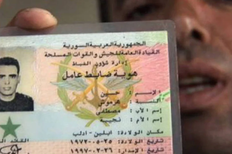 O oficial Hussein Harmush se identificou apresentando sua carteira de identidade militar: "não aceitei as ordens" (AFP)