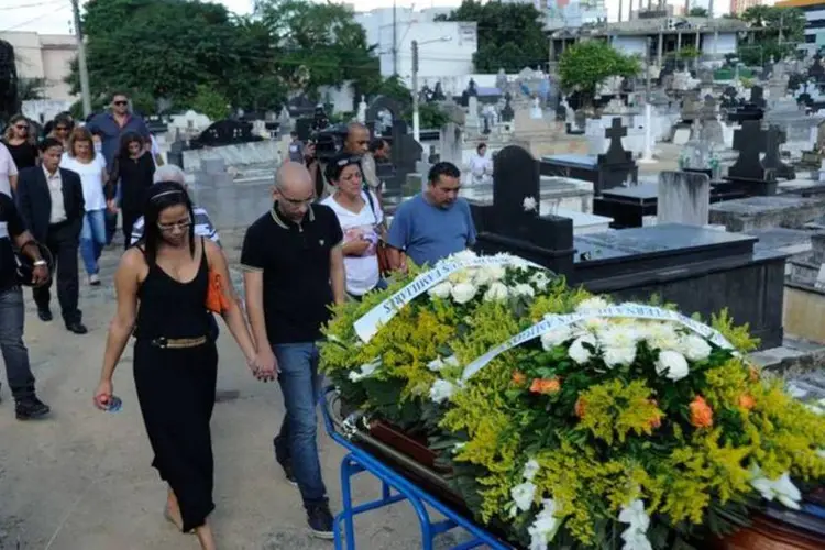 Enterro do coronel reformado do Exército, Paulo Malhães, no cemitério de Nova Iguaçu, na Baixada Fluminense  (Fernando Frazão/Agência Brasil)