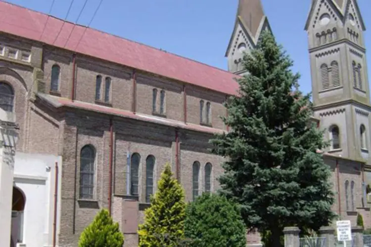 
	Igreja em Coronel Su&aacute;rez, na Argentina: A v&iacute;tima teria permanecido presa pelo casal durante tr&ecirc;s meses
 (Wikimedia Commons)