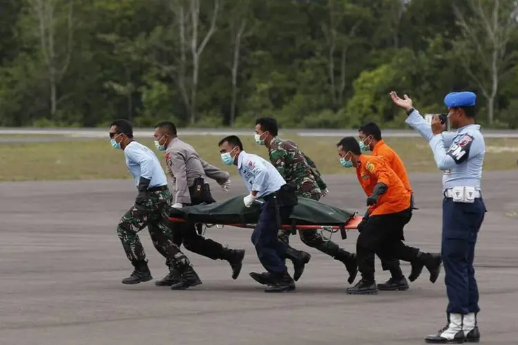 Corpo de vítima no voo QZ8501: especialistas afirmam que é muito cedo para dizer o que causou acidente (Darren Whiteside/Reuters)