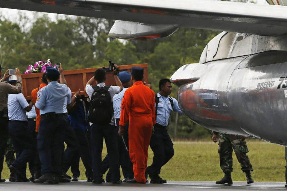 Corpos de vítimas do avião chegam a cidade da Indonésia