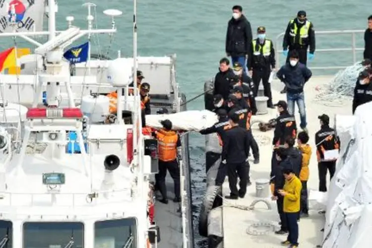 
	A balsa de passageiros Sewol carregava 476 pessoas no dia 16 de abril, a maioria estudantes de uma escola local, quando afundou
 (Jung Yeon-Je/AFP)