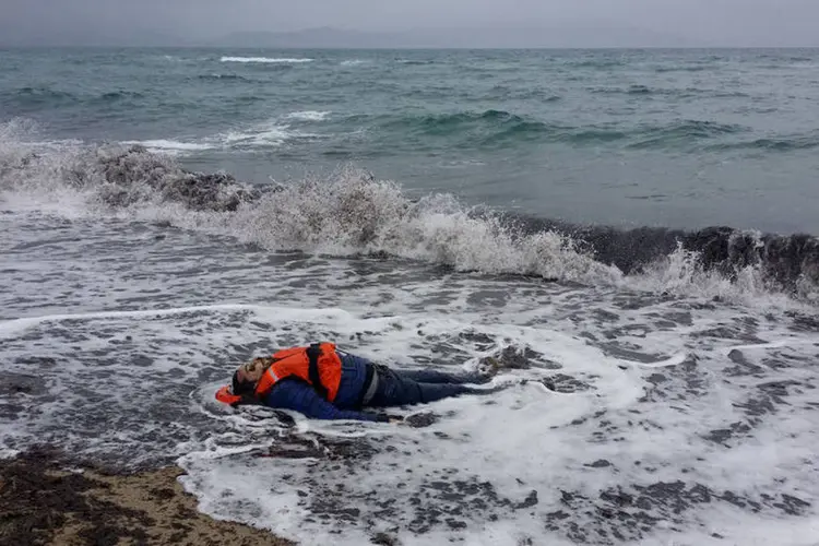 
	Corpo de migrante morto em naufr&aacute;gio no Mar Egeu: vinte e quatro dos corpos foram encontrados no distrito de Ayvalik
 (Taylan Yildirim/ Reuters)