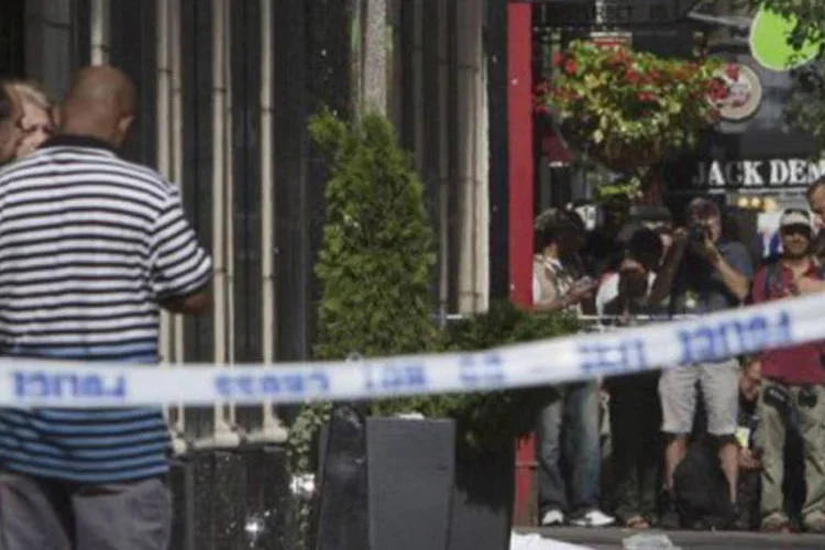 
	Corpo de um v&iacute;tima do tiroteio nas proximidades do Empire State de Nova York &eacute; coberto: as ruas em torno de uma das maiores atra&ccedil;&otilde;es tur&iacute;sticas de NY foram fechadas &agrave; circula&ccedil;&atilde;o pela pol&iacute;cia
 (Andrew Kelly/Getty Images/AFP)