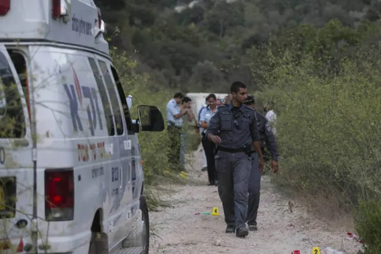 Policial caminha perto do local onde foi encontrado um corpo, próximo de Jerusalém (Baz Ratner/Reuters)