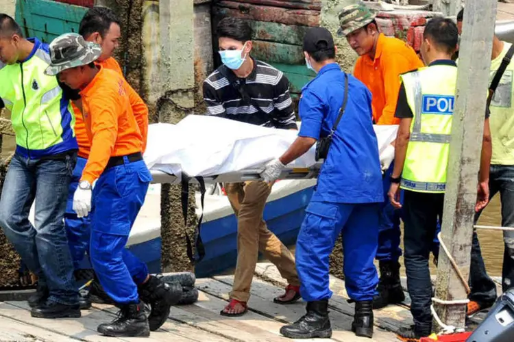 Corpo é levado na Malásia: "Desde sexta-feira foram encontrados mais 35 corpos", afirmou funcionário da Agência Marítima malaia (The New Straits Times Press/S. Ravale/Reuters)
