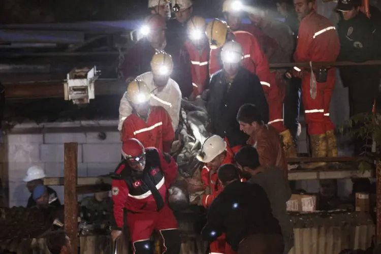 
	Corpo &eacute; levado ap&oacute;s acidente em mina na Turquia: chance de achar sobreviventes &eacute; quase nula
 (Osman Orsal/Reuters)