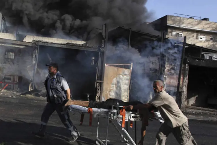 Corpo de palestino é carregado: porta-voz do Ministério da Saúde de Gaza afirmou que 160 pessoas ficaram feridas (Ashraf Amrah/Reuters)
