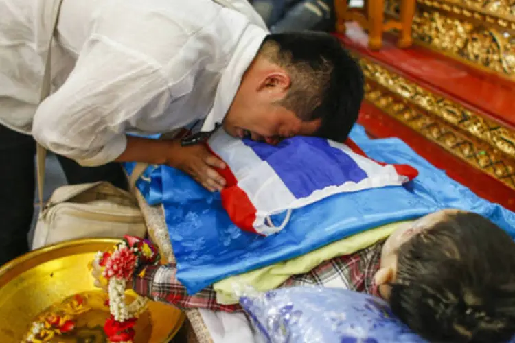 Pai chora sobre o corpo do filho, morto durante protestos na Tailândia: três menores morreram neste fim de semana em manifestações no país (Athit Perawongmetha/Reuters)