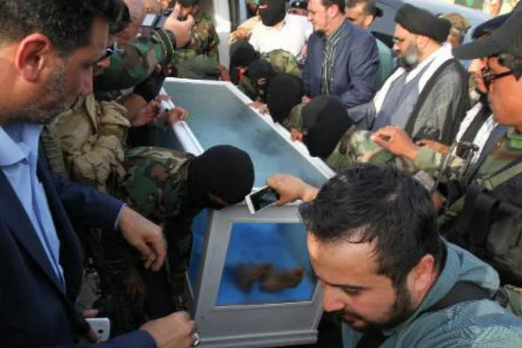 
	Corpo que seria do ex-n&uacute;mero dois do regime de Saddam Hussein: autoridades iraquianas far&atilde;o exames de DNA para confirmar oficialmente a morte desta personalidade
 (SABAH ARAR/AFP)