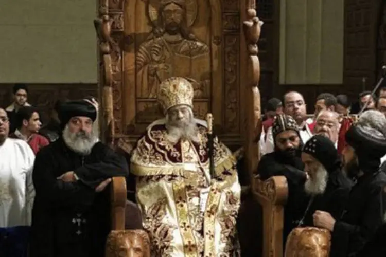 Antes do funeral, o religioso foi exposto ao público sentado no trono papal (Gianluigi Guercia/AFP)