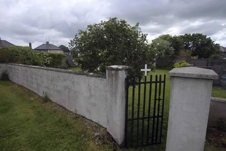 Entrada de local onde foram encontrados quase 800 corpos de crianças na Irlanda (Stringer/Reuters)