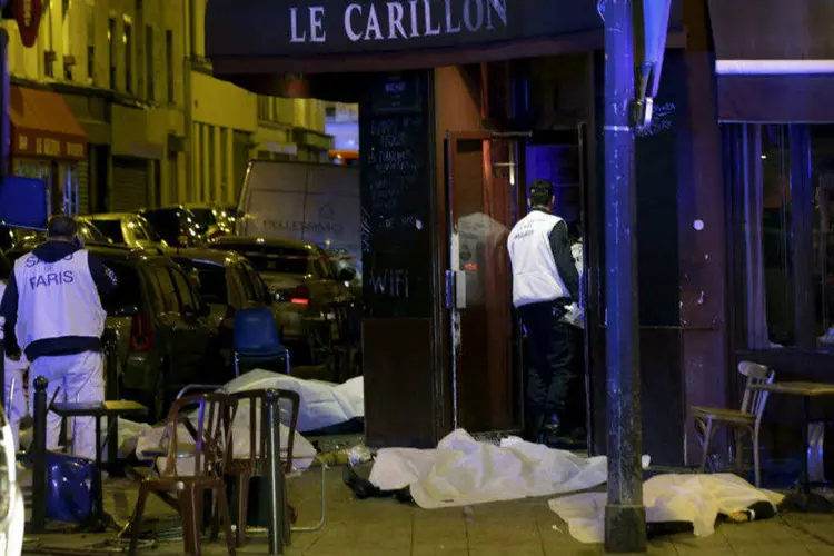 
	Ataques em Paris: ministra francesa indicou que entre os mortos identificados h&aacute; 17 nacionalidades diferentes
 (Philippe Wojazer/Reuters)