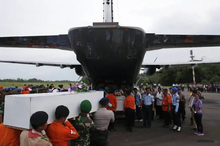 Caixas com restos de vítimas do voo QZ8501: causas do acidente permanecem sem explicação (Darren Whiteside/Reuters)