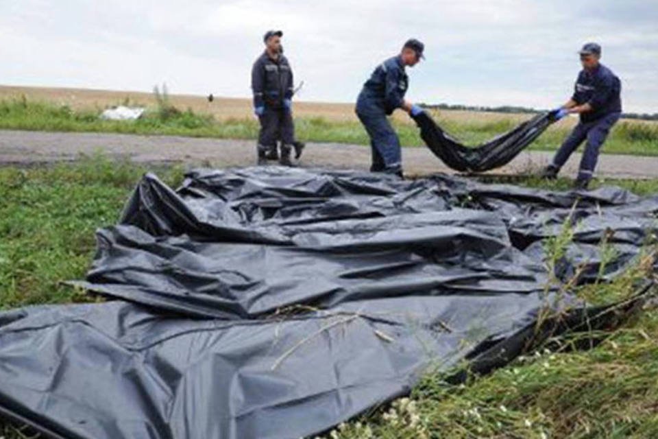 Equipes de socorro recolhem os corpos do passageiro do Boeing 777 que caiu na zona de conflito do leste da Ucrânia
 (DOMINIQUE FAGET/AFP)