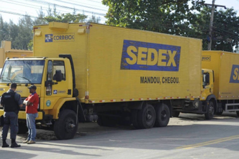 Transportes e correios puxam queda de 6,3% dos serviços