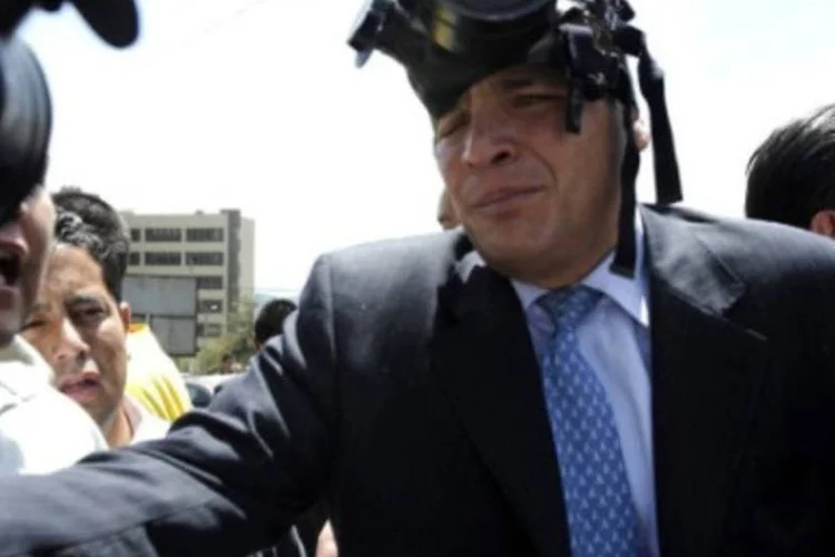 Rafael Correa, presidente do Equador, se protege com uma máscara anti-gás (AFP/Rodrigo Buendia)