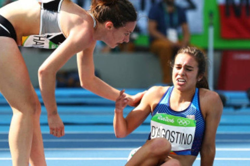 Atleta que ajudou adversária ganha medalha de honra olímpica