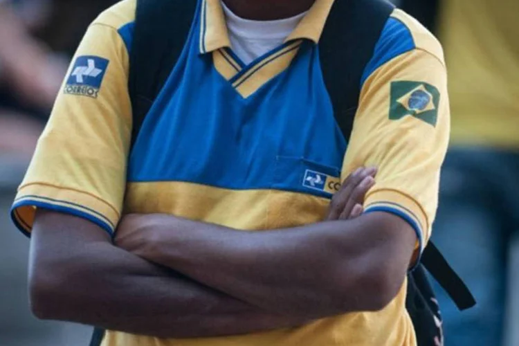 Funcionário dos Correios cruza os braços durante uma manifestação de greve (Agência Brasil/Agência Brasil)
