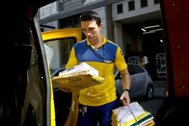 Funcionário do Correio durante a entrega de encomendas no Rio de Janeiro (Dado Galdieri/Bloomberg/Bloomberg)