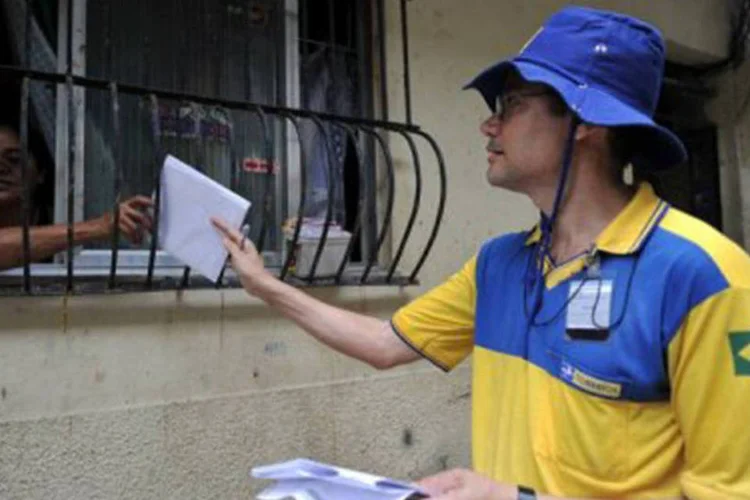 Carteiro entrega correspondência em casa da favela da Rocinha
 (Christophe Simon/AFP)