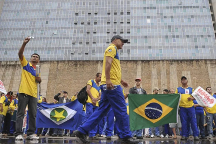Greve dos Correios: “os estudantes (...) que estejam receosos de não receber a correspondência poderão imprimir o cartão de inscrição a partir do portal do MEC”, disse Haddad (Antônio Cruz/ABr)