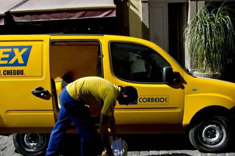 Funcionário dos Correios durante a entrega de encomendas no Rio de Janeiro (Dado Galdieri/Bloomberg)