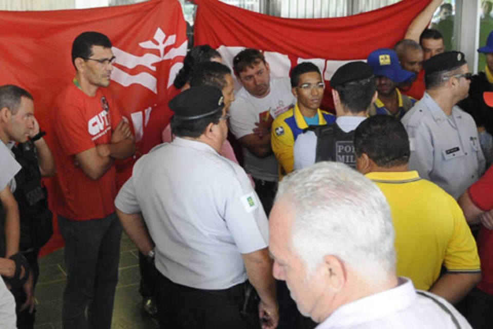 Funcionários dos Correios em greve protestam em Brasília