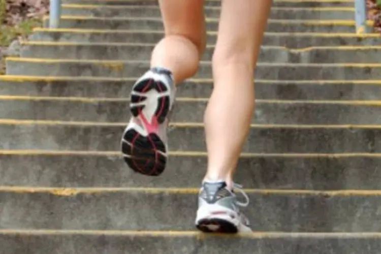 Mulher correndo em escada (Runnersworld)