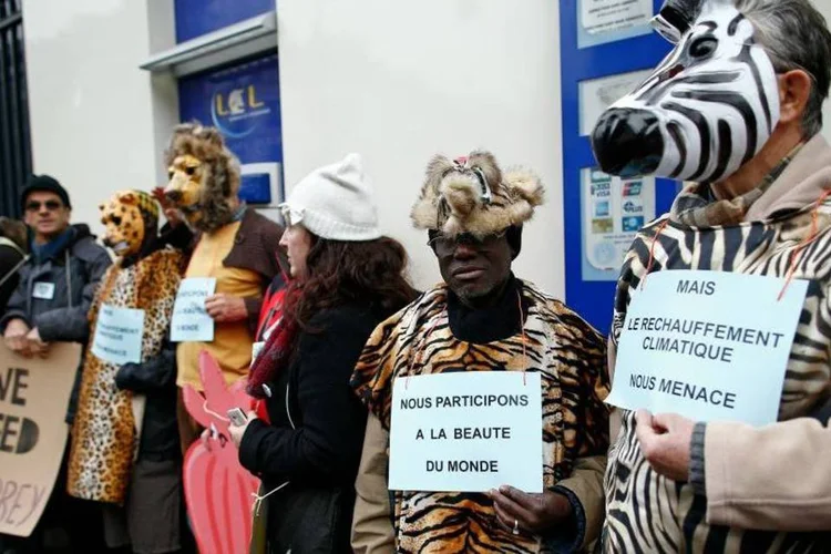 
	Protesto em Paris: apesar de proibi&ccedil;&otilde;es ap&oacute;s atentados, manifestantes fizeram corrente humana para chamar aten&ccedil;&atilde;o sobre clima
 (REUTERS/Benoit Tessier)