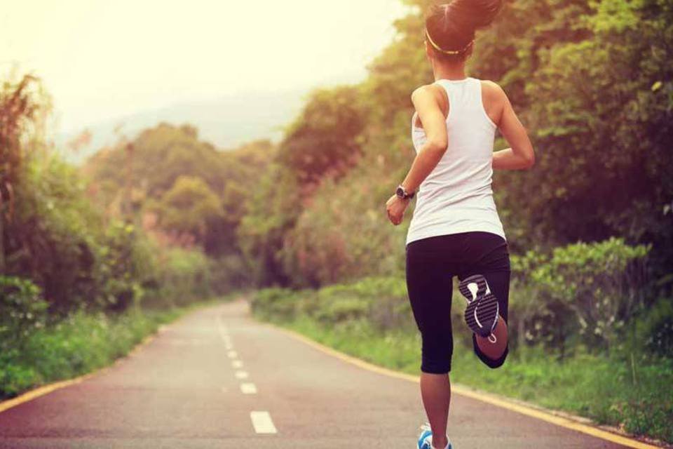 
	Mulher faz exerc&iacute;cio: correr pode aumentar o n&uacute;mero de c&eacute;lulas cerebrais
 (lzf/Thinkstock)