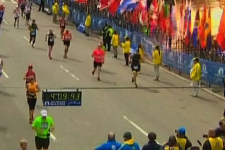 
	Momento da explos&atilde;o durante a Maratona de Boston:&nbsp;neste momento, as autoridades policiais dos EUA investigam as explos&otilde;es registradas durante a Maratona de Boston em busca de seus poss&iacute;veis autores.
 (Reuters/Reprodução NBC)