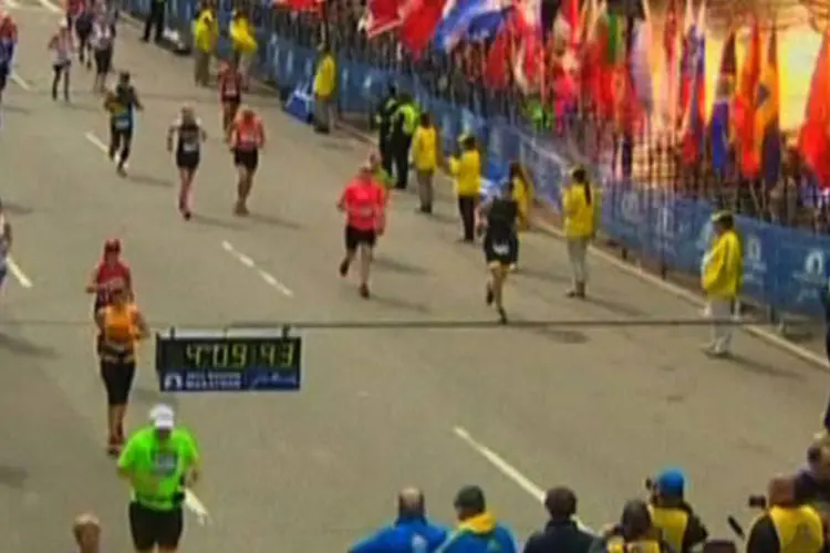 
	Boston: momento da explos&atilde;o durante a Maratona.
 (Reuters/Reprodução NBC)