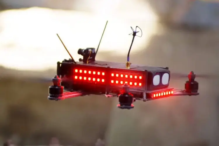 
	Drones: as m&aacute;quinas podem chegar a uma velocidade de 128 km/h.
 (Reprodução/YouTube)