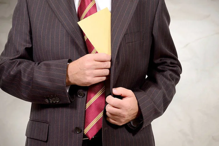 
	Corrup&ccedil;&atilde;o: documento ressalta que &ldquo;tais percep&ccedil;&otilde;es foram exacerbadas por uma s&eacute;rie de esc&acirc;ndalos de corrup&ccedil;&atilde;o envolvendo grandes empresas e pol&iacute;ticos&rdquo;
 (enzodebernardo/Thinkstock)