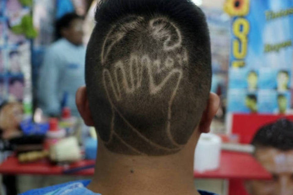 Logo da Copa vira corte de cabelo na Bolívia