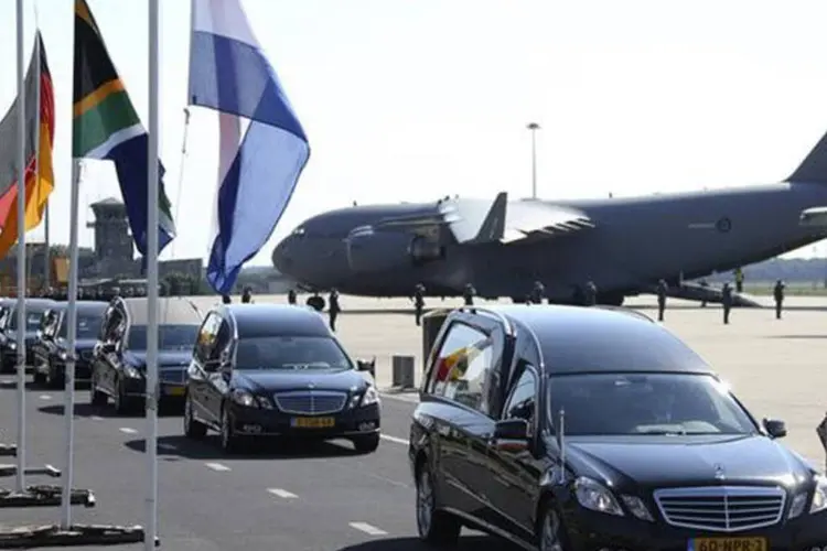 Cortejo fúnebre com corpos de vítimas do avião da Malásia, que caiu na Ucrânia (François Lenoir/Reuters)