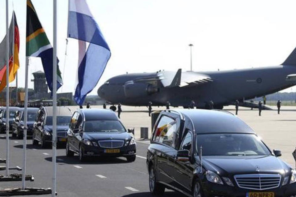Em luto, Holanda recebe primeiros corpos de vítimas de avião