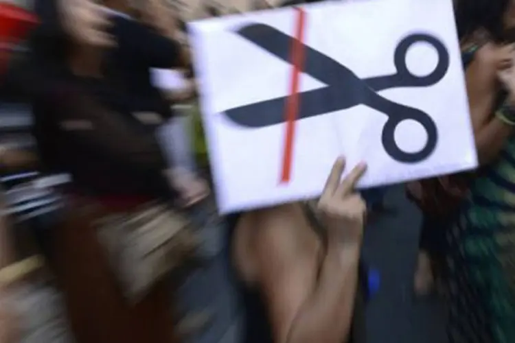 
	Manifestantes levavam placas onde estavam desenhadas tesouras, uma refer&ecirc;ncia aos cortes or&ccedil;ament&aacute;rios
 (Pierre-Philippe Marcou/AFP)