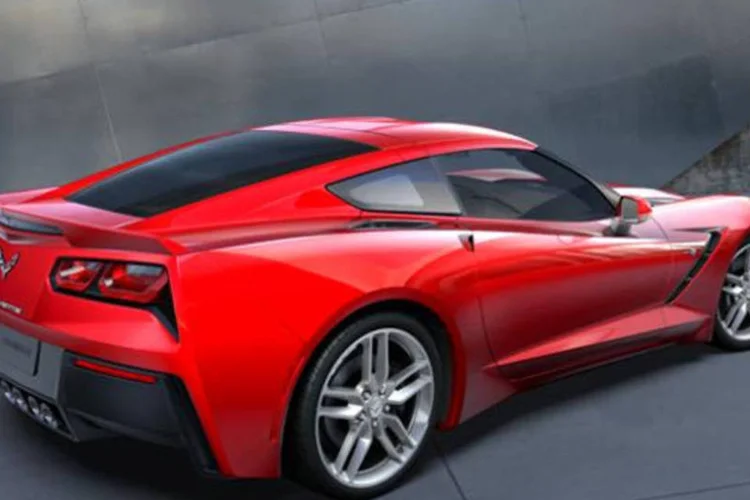 Chevrolet Corvette Stingray: decisão da montadora norte-americana teria relação com a boa recepção obtida pelo Chevrolet Camaro no País (Divulgação)