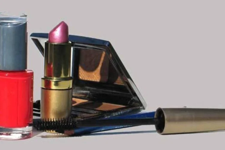 
	O relat&oacute;rio inclui a compra de perfumes, col&ocirc;nias, maquiagem, cremes, filtros solares, esmaltes, desodorantes e tinturas de cabelo
