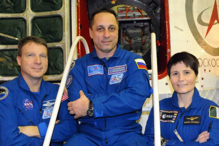 
	O cosmonauta russo Anton Shkaplerov (C), a italiana Samantha Cristoforetti e o americano Terry Virts, tripulantes da nave russa Soyuz que deixou a Esta&ccedil;&atilde;o Espacial Internacional depois de 199 dias completos em &oacute;rbita
 (Viktor Ivanov/NASA/Fotos Públicas)