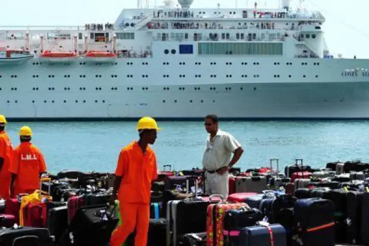 O Costa Allegra entra no porto de Mahé, principal ilha das Seicheles: o navio ficou à deriva após um incêndio (Alberto Pizzoli/AFP)