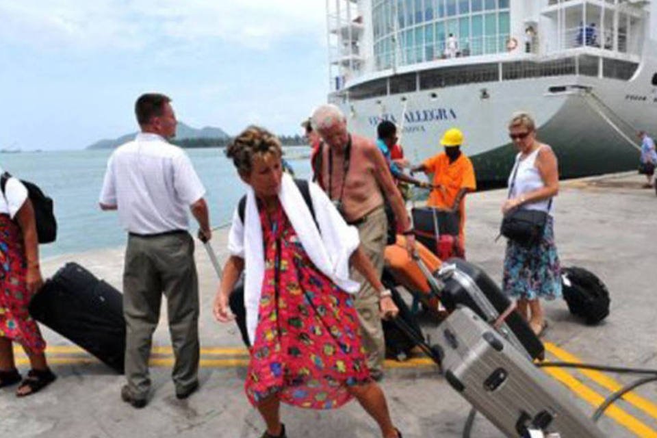 Passageiros do Costa Allegra desembarcam após 3 dias no mar