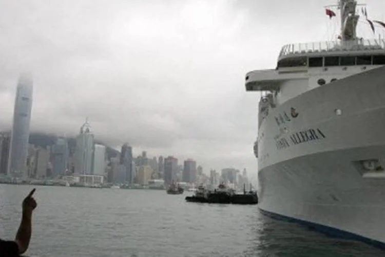 Costa Allegra em Hong Kong: a Costa Crociere é a proprietária do navio de luxo "Costa Concordia", que naufragou em janeiro em frente à ilha italiana de Giglio (Laurent Fievet/AFP)