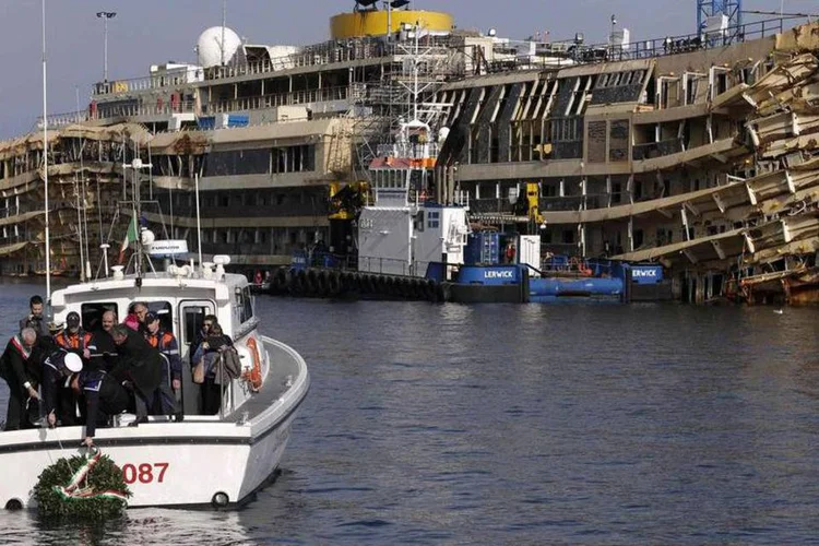 
	Costa Concordia: processo de resgate do navio deve continuar na pr&oacute;xima semana
 (Max Rossi/Reuters)