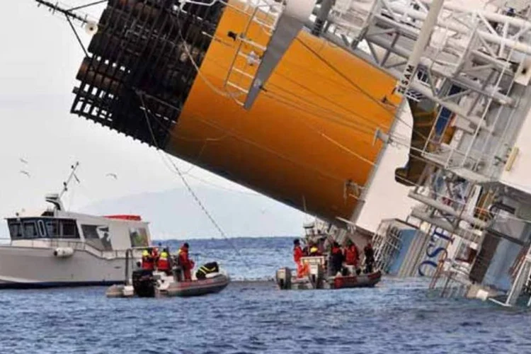 Os mergulhadores da Marinha italiana abriram um grande buraco entre as pontes 4 e 5 (Getty Images)