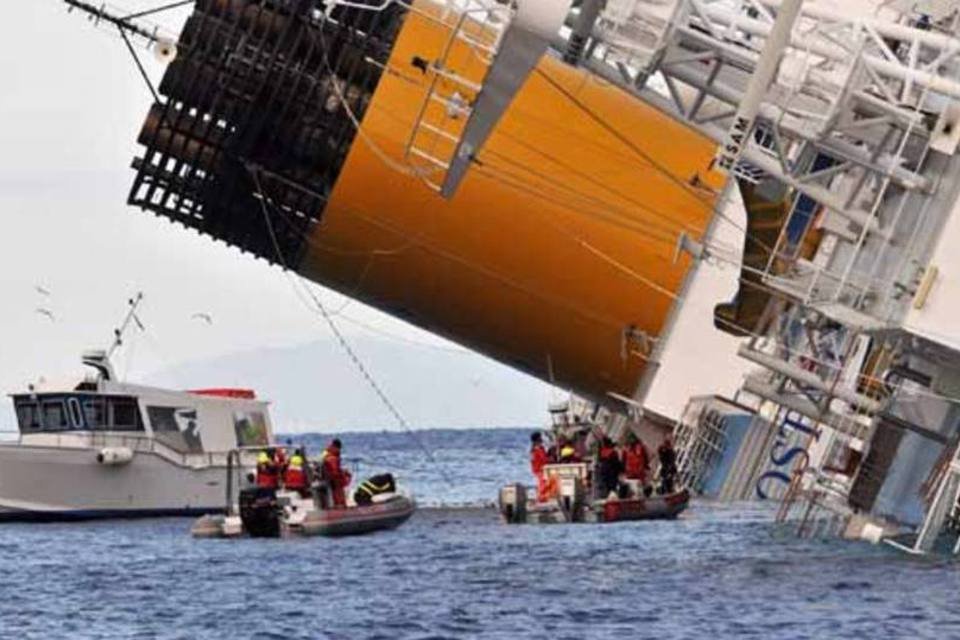Capitão do Costa Concordia diz que avisou empresa após impacto