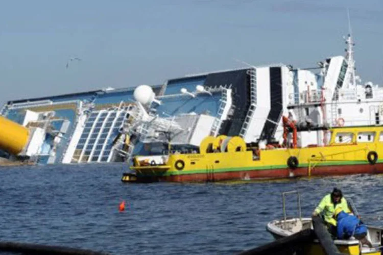 Costa Concordia: Schettino é acusado de homicídio culposo múltiplo, abandono da nave, naufrágio e de não haver informado imediatamente da colisão (Vincenzo Pinto/AFP)
