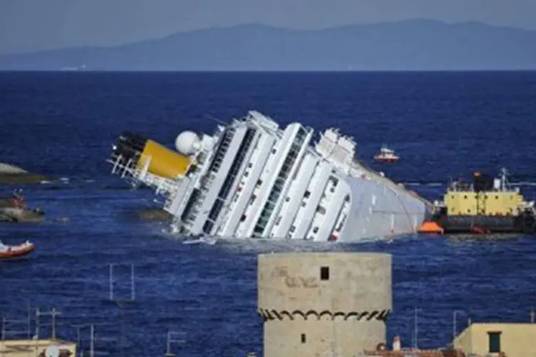 O cruzeiro pesa 44.612 toneladas, um peso equivalente ao do "Titanic", e tem 300 metros de comprimento e 30 de largura (Filippo Monteforte/AFP)